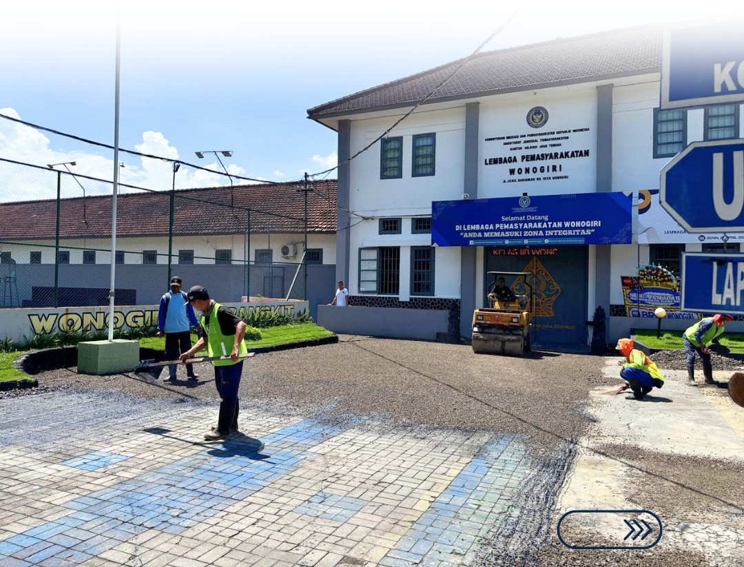 Wujudkan Pelayanan Prima, Lapas Wonogiri Lakukan Pengaspalan Halaman Depan