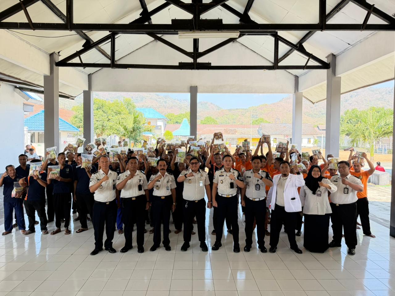 Peduli Kesehatan WBP, Lapas Wonogiri Bagikan Paket Makanan dan Perlengkapan Mandi
